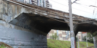 В Кировском районе Ленинградской области водитель иномарки погиб после столкновения с опорой железнодорожного моста