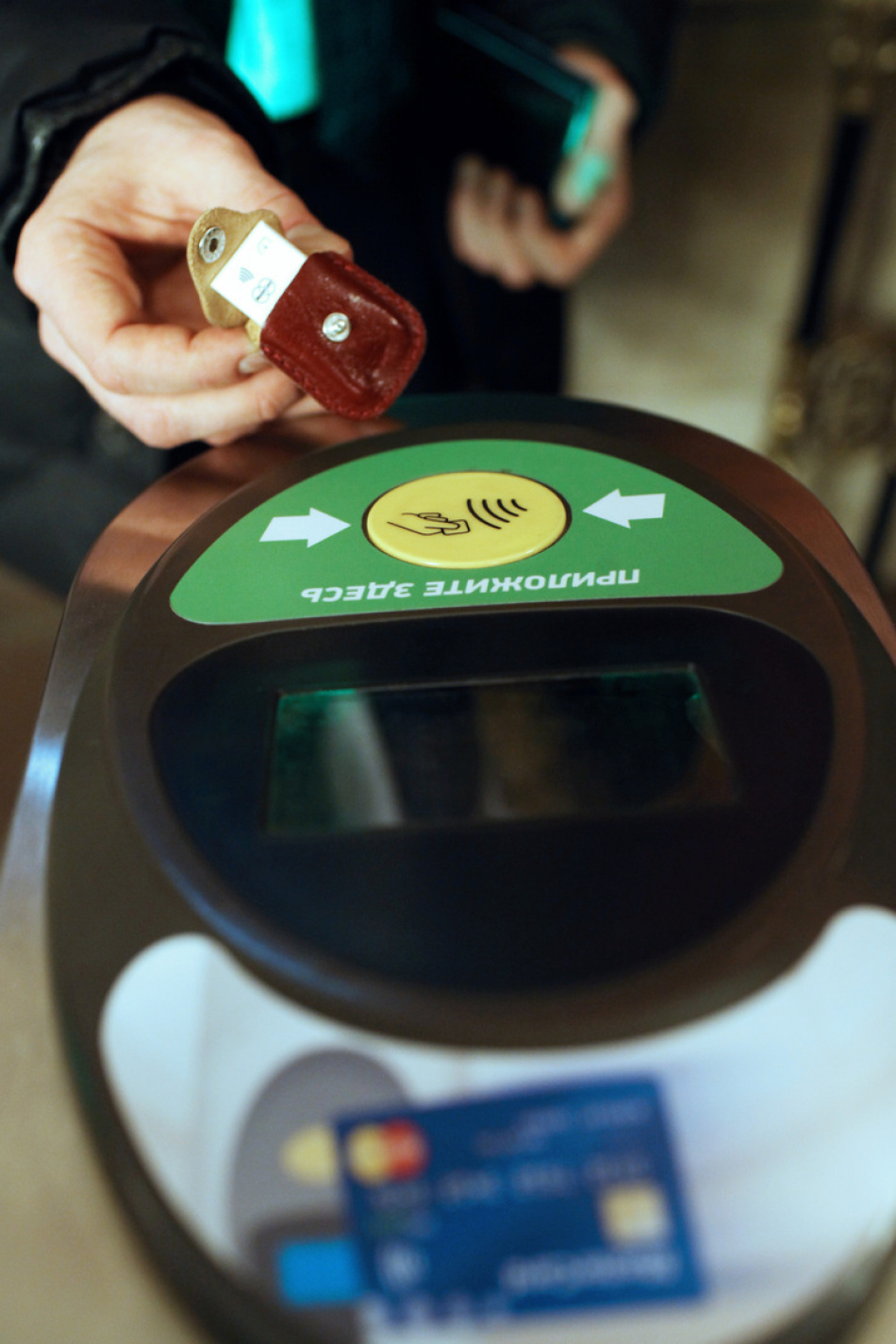 Мошенники осваивают новые схемы кражи денег через бесконтактную оплату в метро