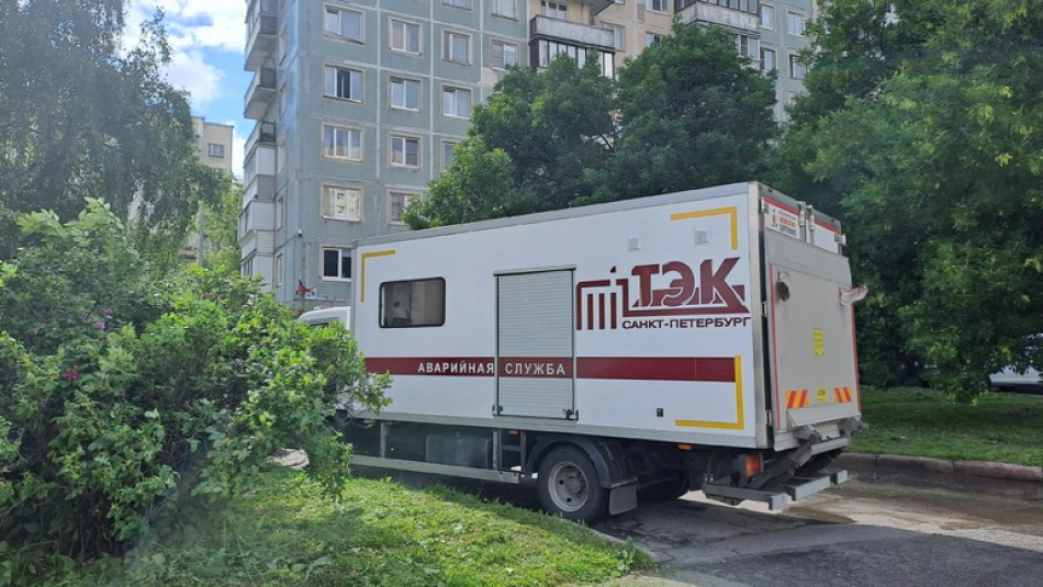 Во Фрунзенском районе Петербурга прорвало трубу с горячей водой