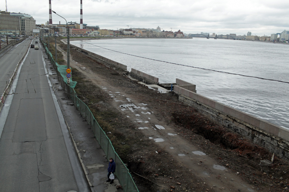 В центре Петербурга у Синопской набережной обнаружили тело мужчины в Неве