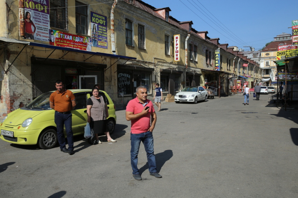 В Апраксином дворе Петербурга продолжают выявлять отдельные случаи нелегальной торговли