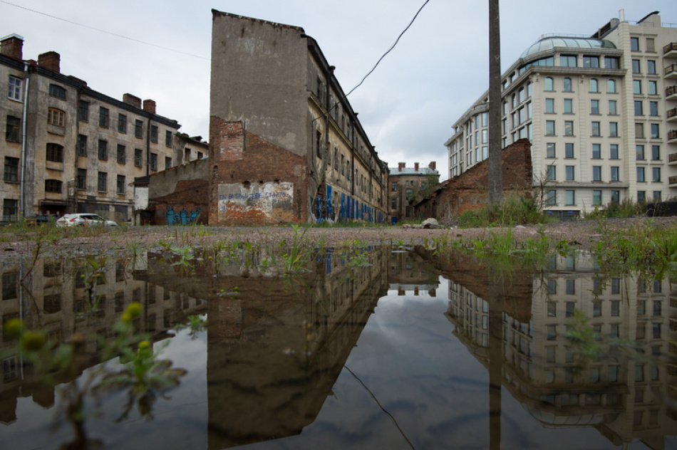 В центре Петербурга на Синопской набережной обнаружили тело мужчины без признаков насилия