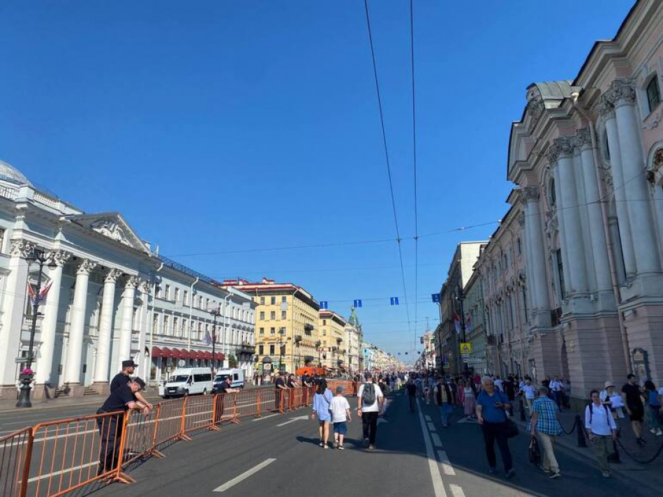 Невский проспект временно закрыт для транспорта из-за масштабного ремонта дорожного полотна