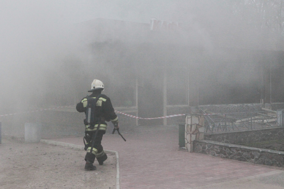 В Шушарах пожар на мусорной площадке угрожал работе канализации