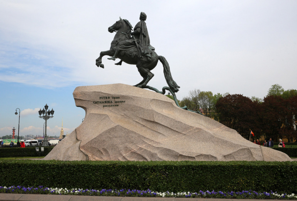 В Санкт-Петербурге отмечают 243 года со дня открытия Медного всадника
