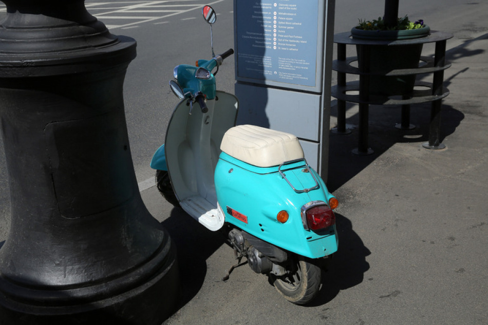 В Невском районе пенсионерка устроила поджог электроскутера после ссоры с соседом