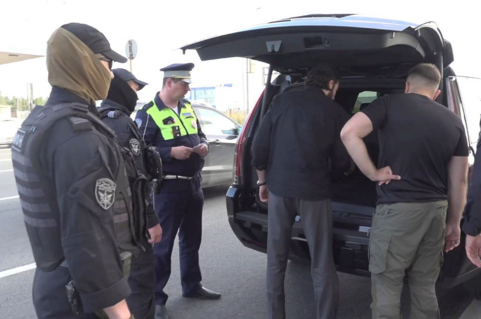 В Красносельском районе Петербурга прошла масштабная проверка водителей и мигрантов