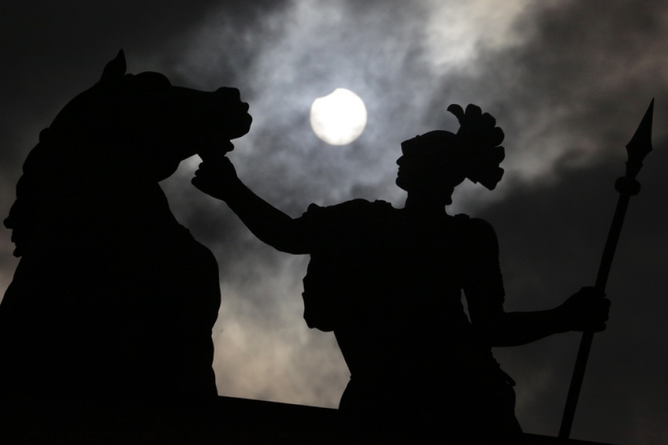 Жители России наблюдали редкое астрономическое явление с участием Луны, Венеры и Юпитера