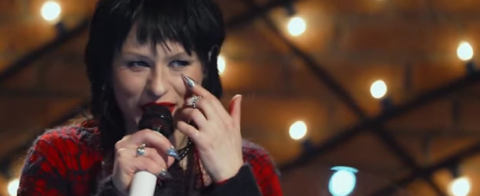 Катя IOWA отметила 38-летие в Москве с выставкой и необычным перфомансом