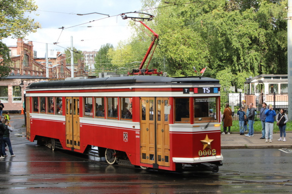 Туристический трамвай Петербурга возвращается на привычную остановку на Васильевском острове