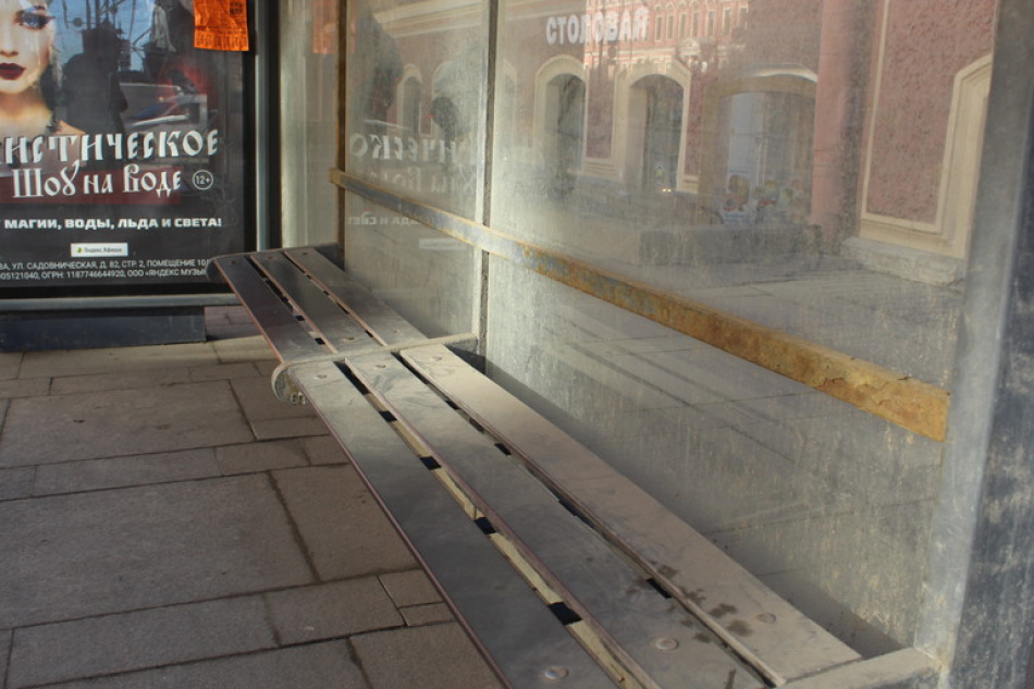 В Петербурге за полгода заменили 1500 квадратных метров стекол на остановках из-за вандализма