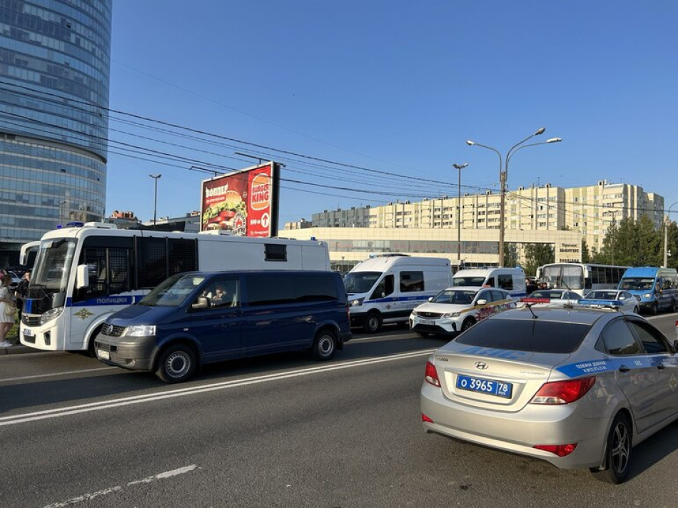 Владелец Porsche на Чкаловском проспекте совершил обгон через сплошную и теперь может лишиться водительских прав