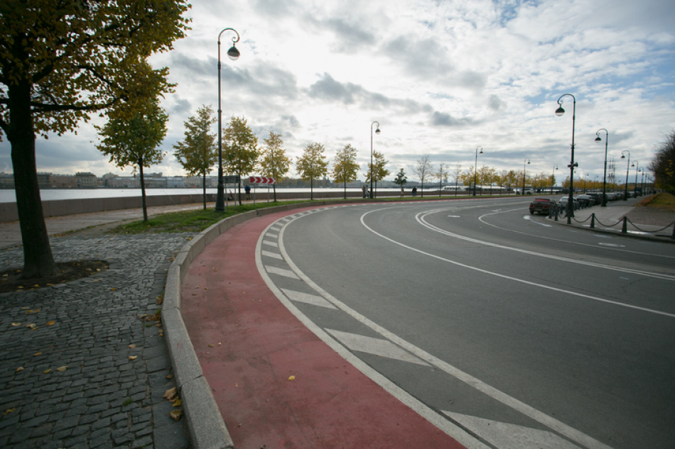 Четыре автомобиля столкнулись на Петроградской набережной в центре Петербурга