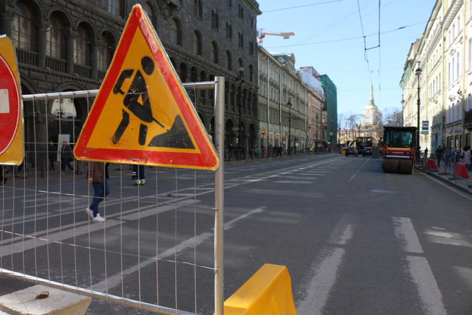 Дорожные работы на Невском парализовали движение в центре Петербурга и вызвали масштабные заторы