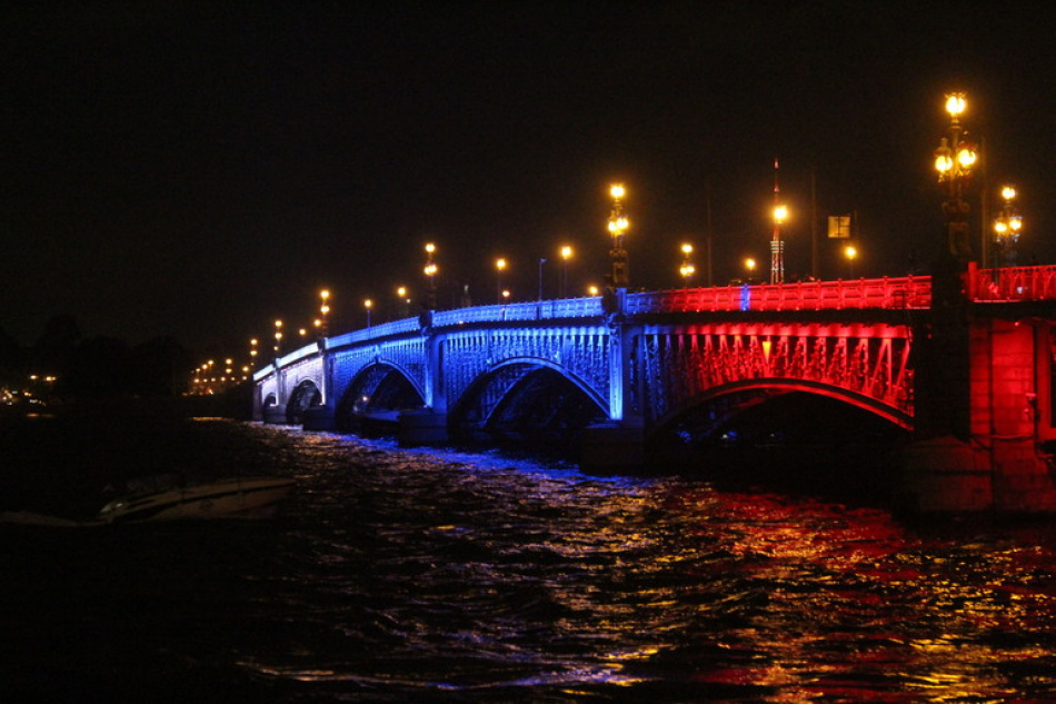 В Санкт-Петербурге отметили День флага масштабными акциями и праздничной иллюминацией