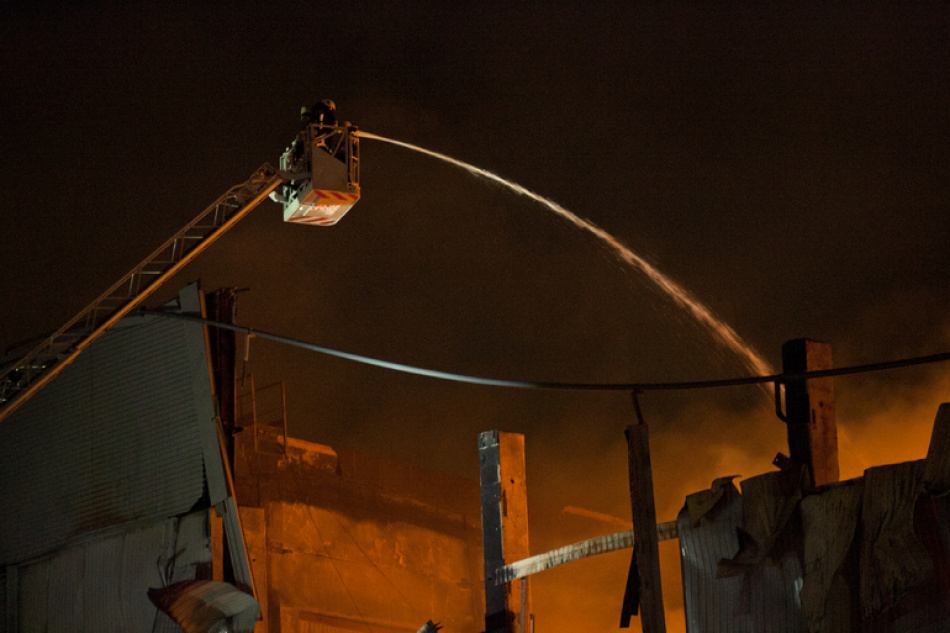 Во Фрунзенском районе Петербурга спасатели ликвидировали возгорание в жилом доме на проспекте Славы