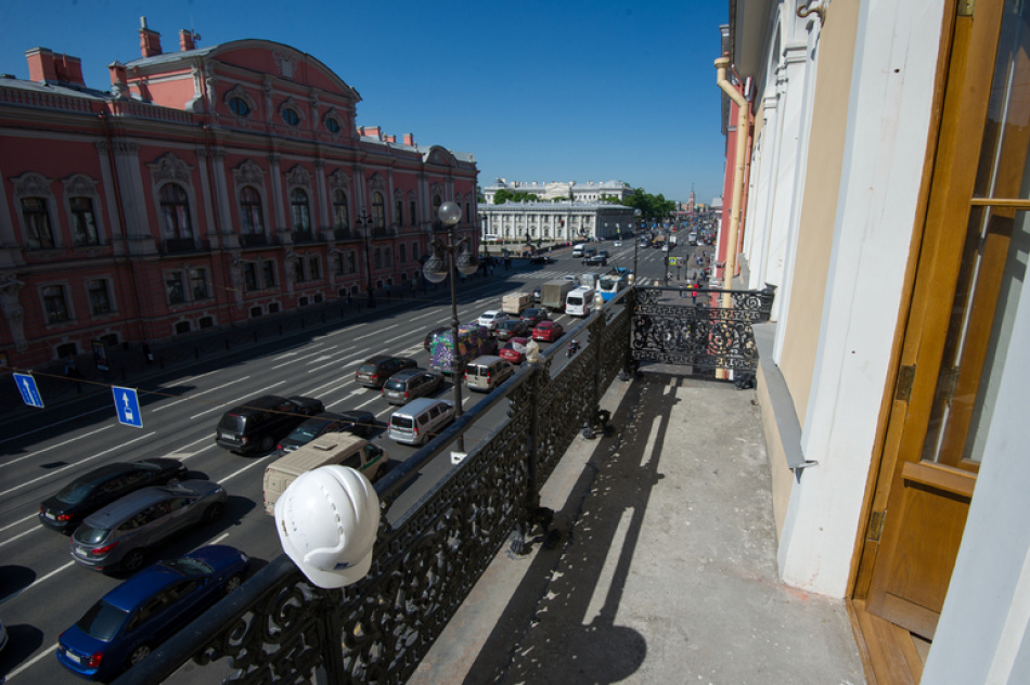 На Невском проспекте временно изменят маршруты автобусов и троллейбусов из-за дорожных работ