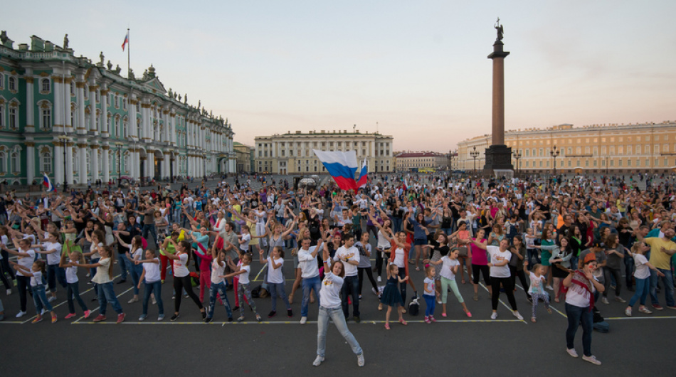 В центре Петербурга прошел флешмоб ко Дню государственного флага России