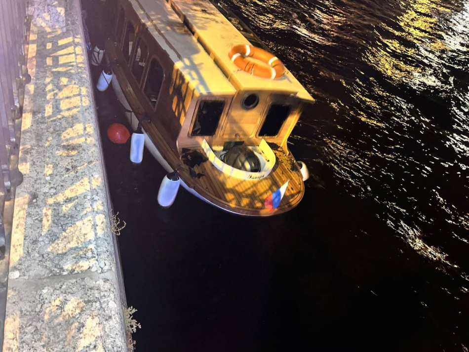 В историческом центре Санкт-Петербурга на набережной реки Фонтанки сгорел катер