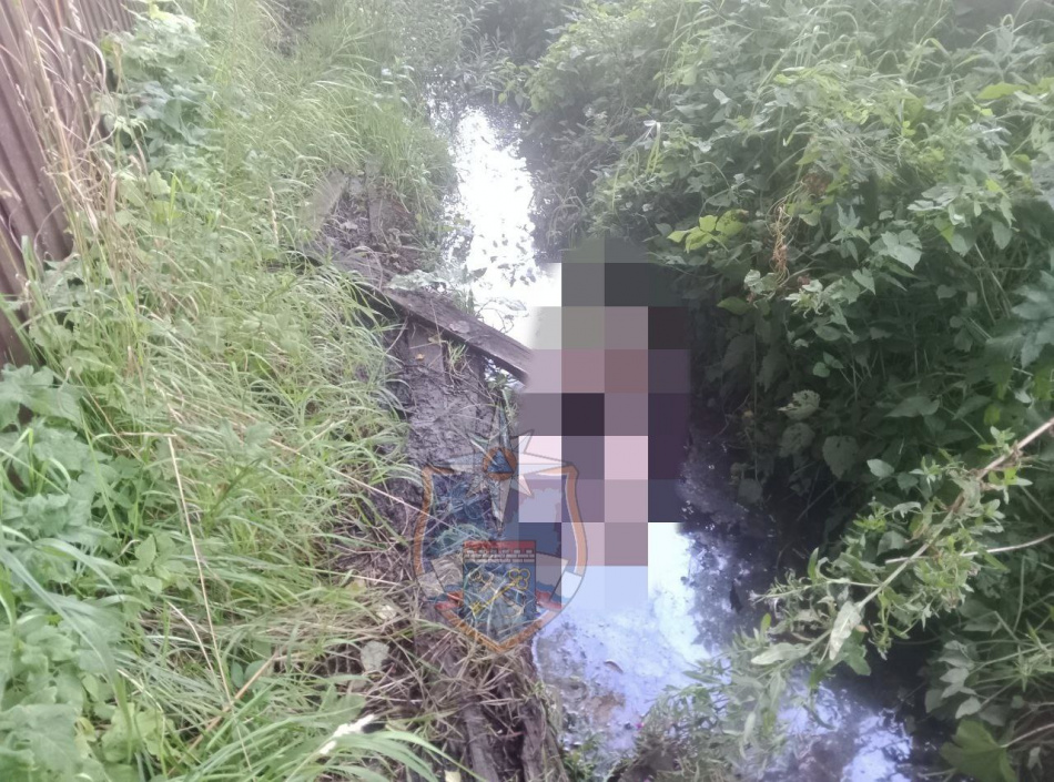 Спасатели извлекли тело мужчины из канавы в Мурино и передали его для следственных действий полиции