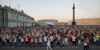 В центре Петербурга прошел флешмоб ко Дню государственного флага России