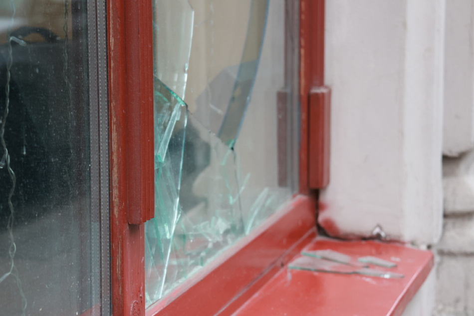 В центре Петербурга полиция разыскивает нарушителя, разбившего окно в здании суда