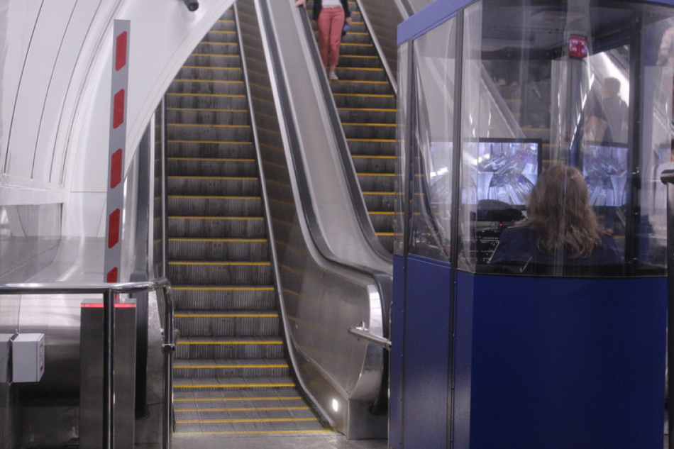 Сильный дождь привел к временной недоступности вестибюля метро на Площади Восстания