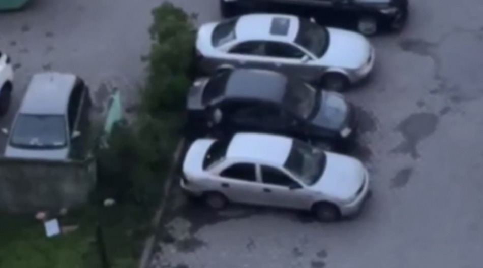 Жительница Колпино в попытке отомстить бывшему супругу по ошибке разгромила молотком автомобиль незнакомого человека