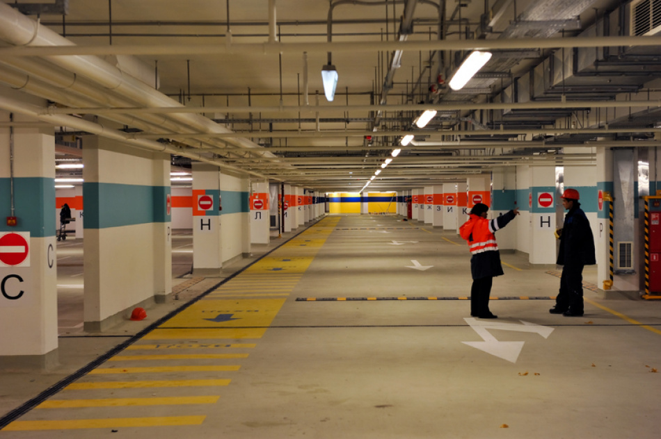 В жилом комплексе на Кустодиева затопило паркинг из-за проблем с ливневкой