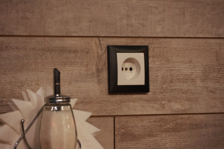 В Кирпичном двухлетний ребенок получил травму от электричества, следователи выясняют обстоятельства