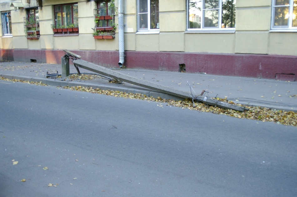 В Колпино арендованный автомобиль снес столб и оставил улицу без света