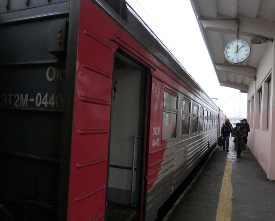 Пассажиры в Ленобласти рисковали жизнью, перебираясь под сломанным поездом у станции Грузино