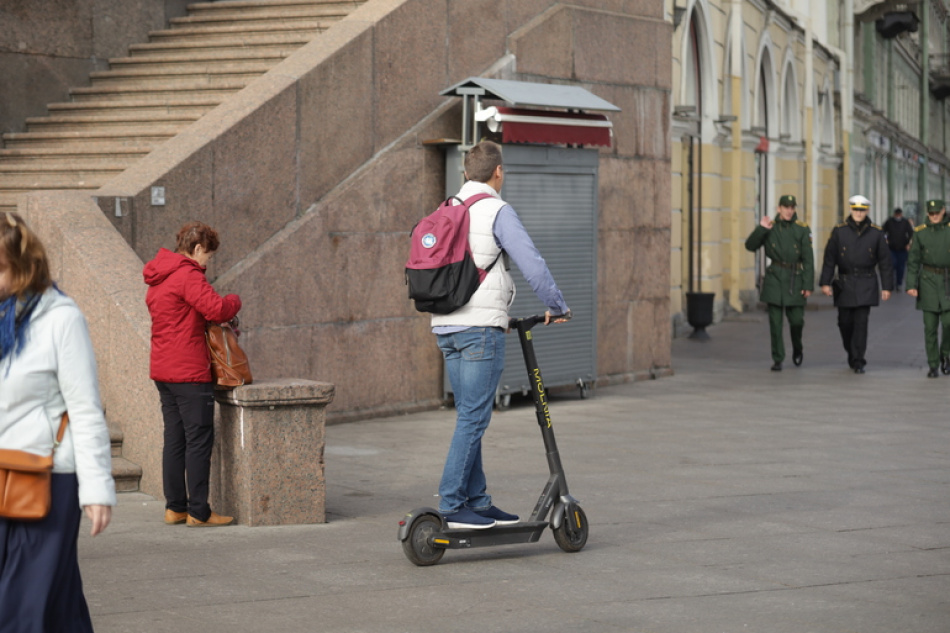 В Невском районе подросток на самокате сбил женщину у метро Проспект Большевиков