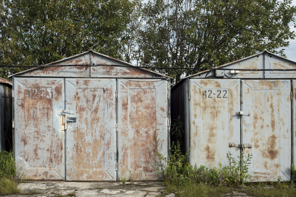 В Невском районе пожарные ликвидировали возгорание в гараже, где полностью сгорел легковой автомобиль