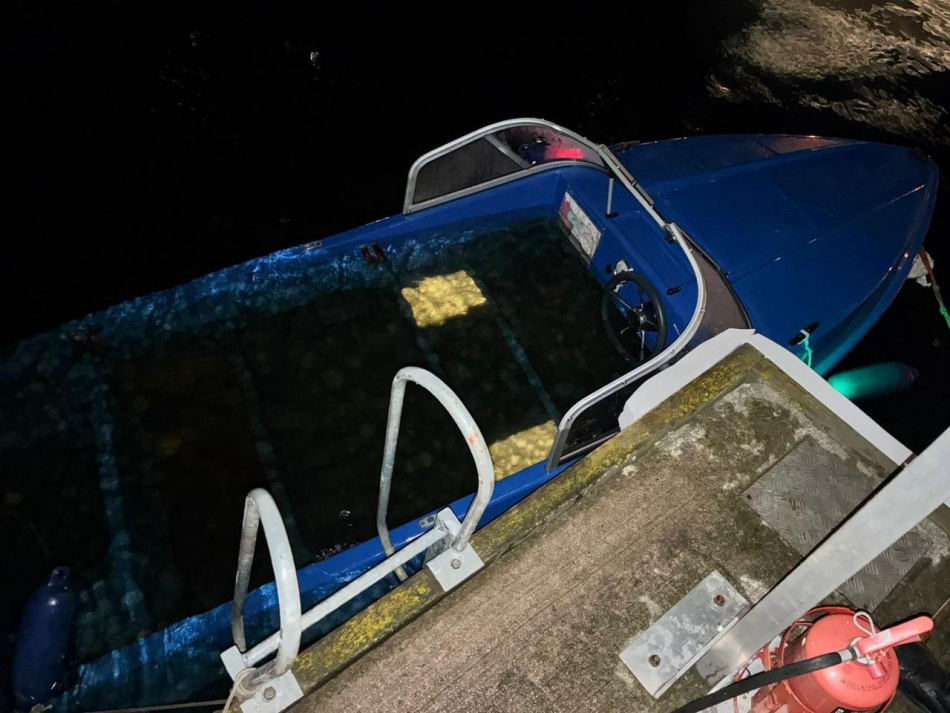 В акватории Малой Невки катер столкнулся с бревном и затонул, пострадали три человека