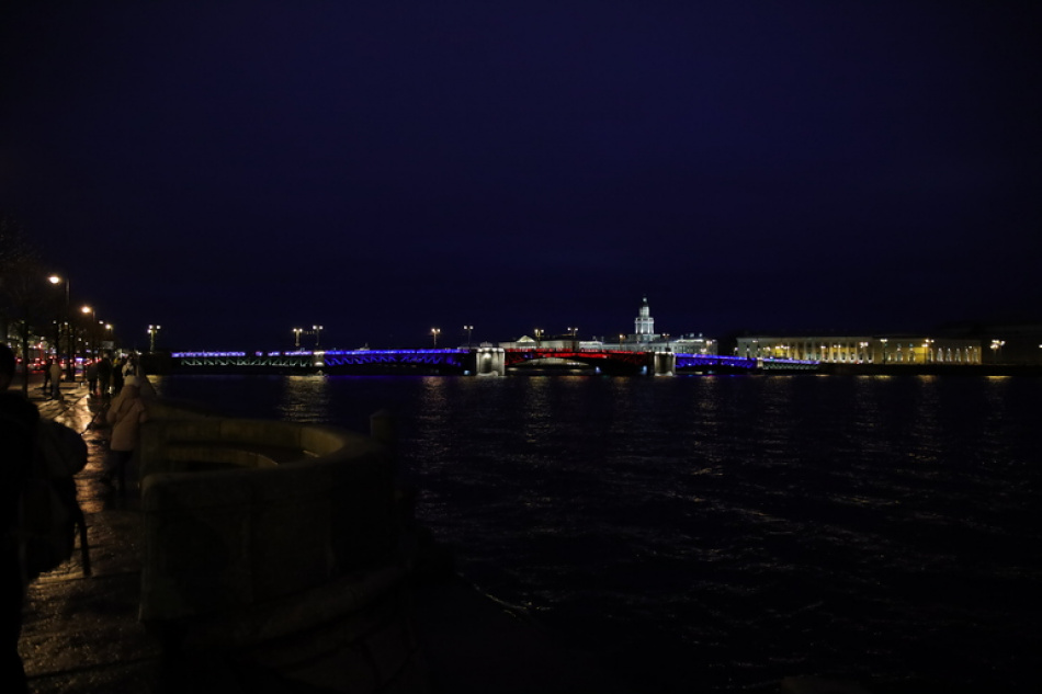 Дворцовый мост в Петербурге развели под музыку из культовых экранизаций Стругацких