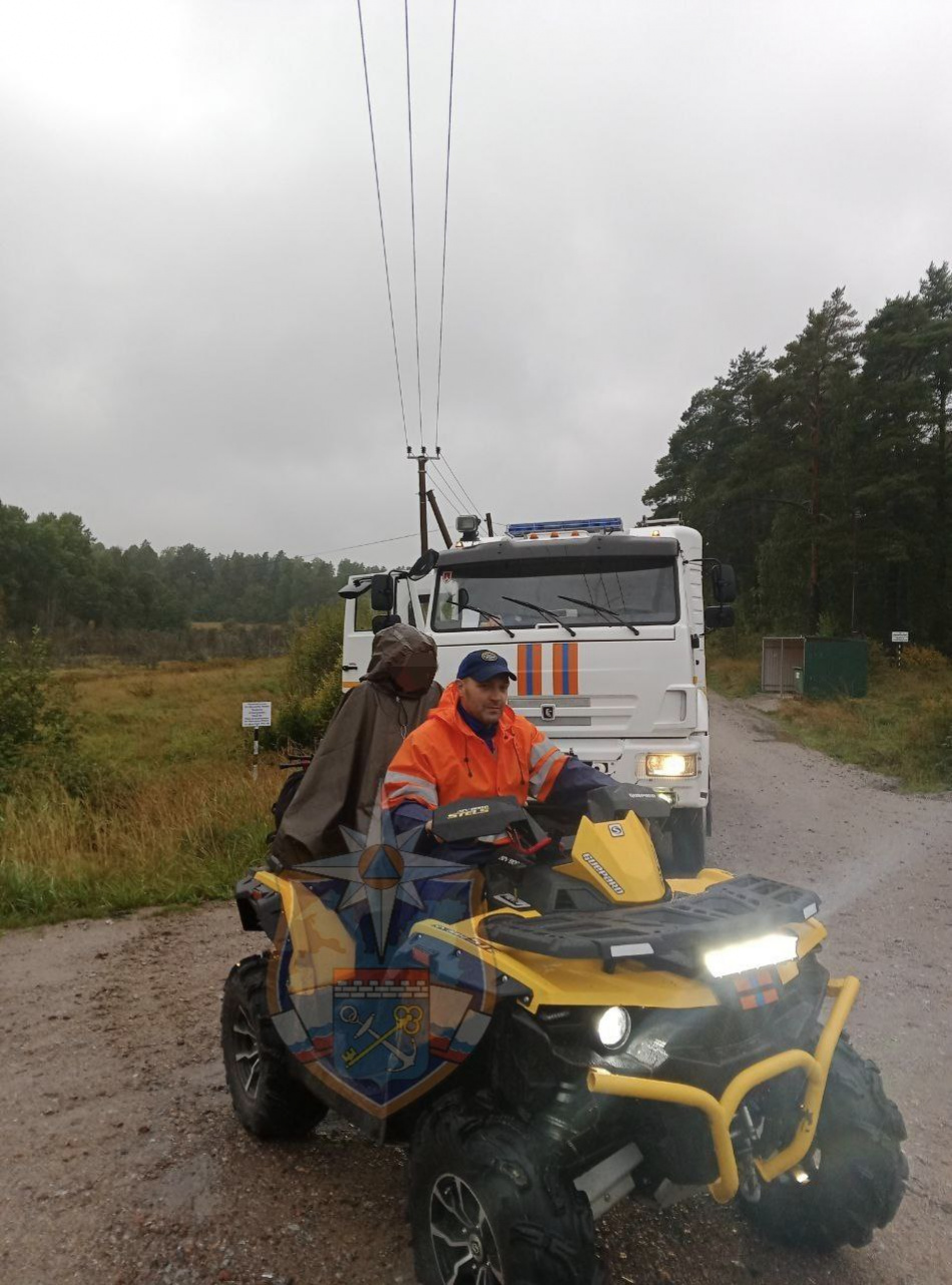 Спасатели в Ленобласти провели операцию по эвакуации мужчины из леса у озера Ястребиное