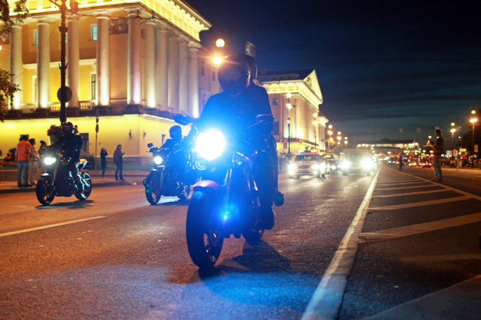 Водитель мотоцикла получил тяжелые травмы в результате столкновения с грузовиком на юго-западе Петербурга