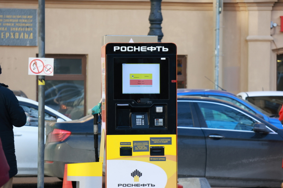 Власти Петербурга не поддержали просьбу Роснефти о сохранении АЗС в сквере