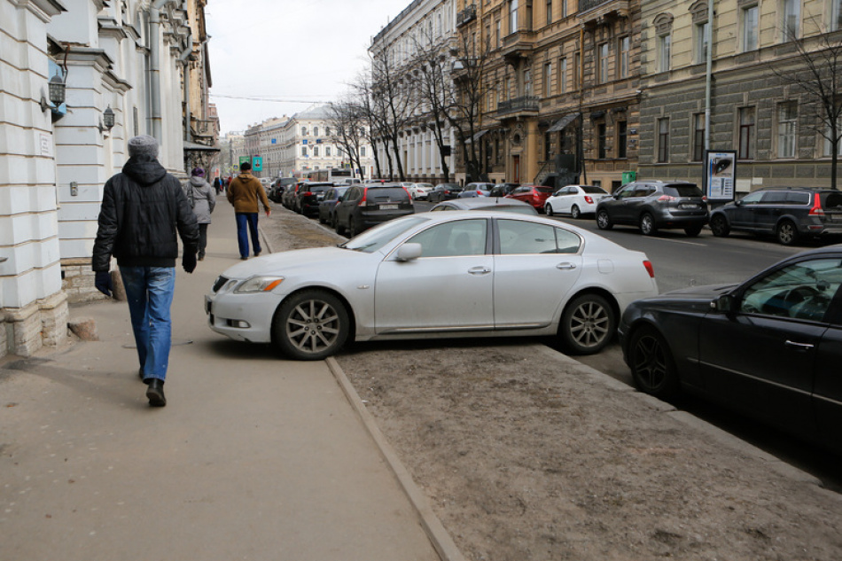 В Красносельском районе Петербурга арендованный автомобиль снес минивэн на газон