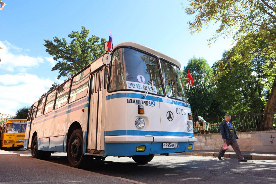 Ретроавтобусы проехали по историческому маршруту в центре Петербурга