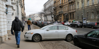 В Красносельском районе Петербурга арендованный автомобиль снес минивэн на газон