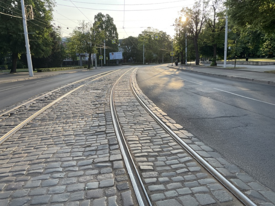 На Савушкина продолжается обновление трамвайных путей и платформ