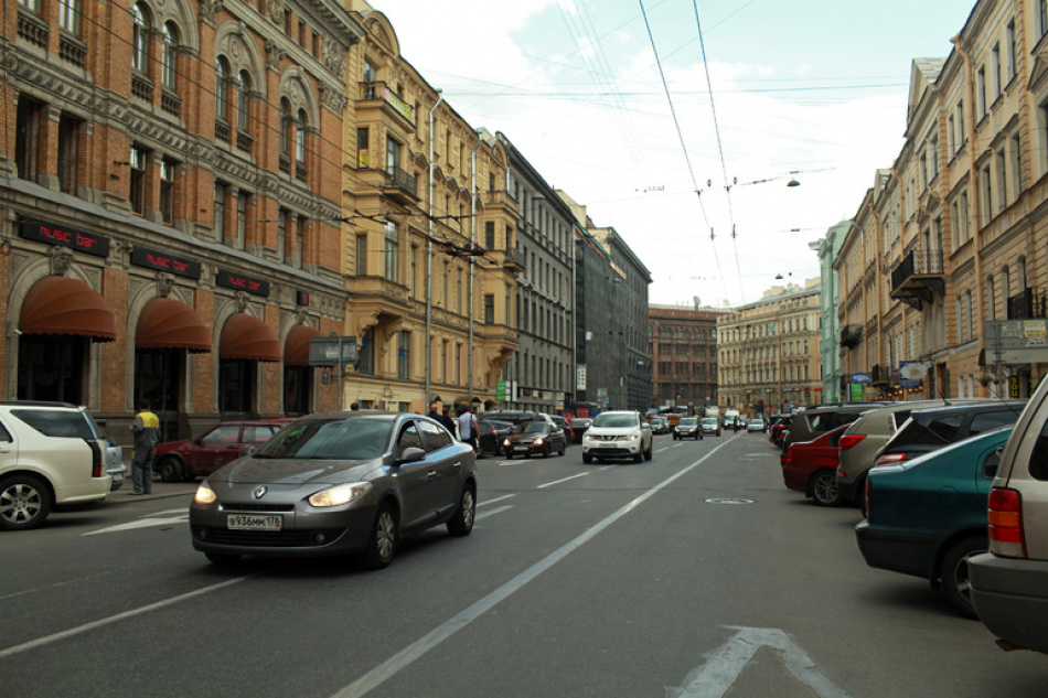 В центре Петербурга на Малой Морской улице вечером загорелся Volkswagen