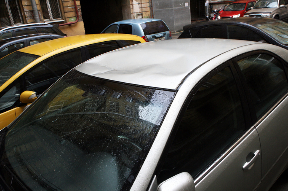 Управляющая компания заплатит почти 800 тысяч за обрушение фасада на Audi