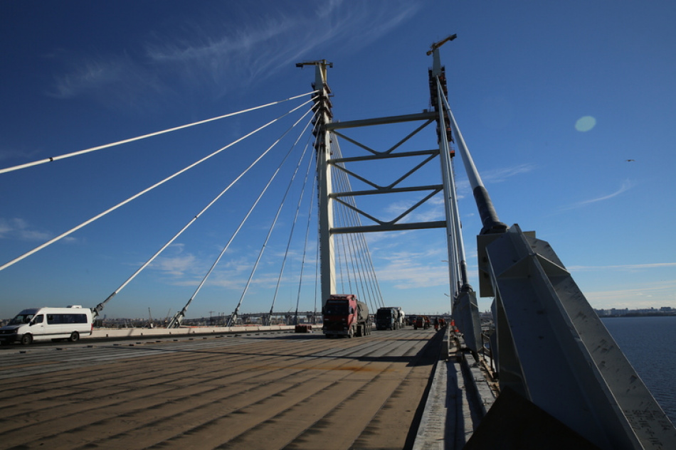 Черный дым поднялся у КАД рядом с вантовым мостом в Петербурге