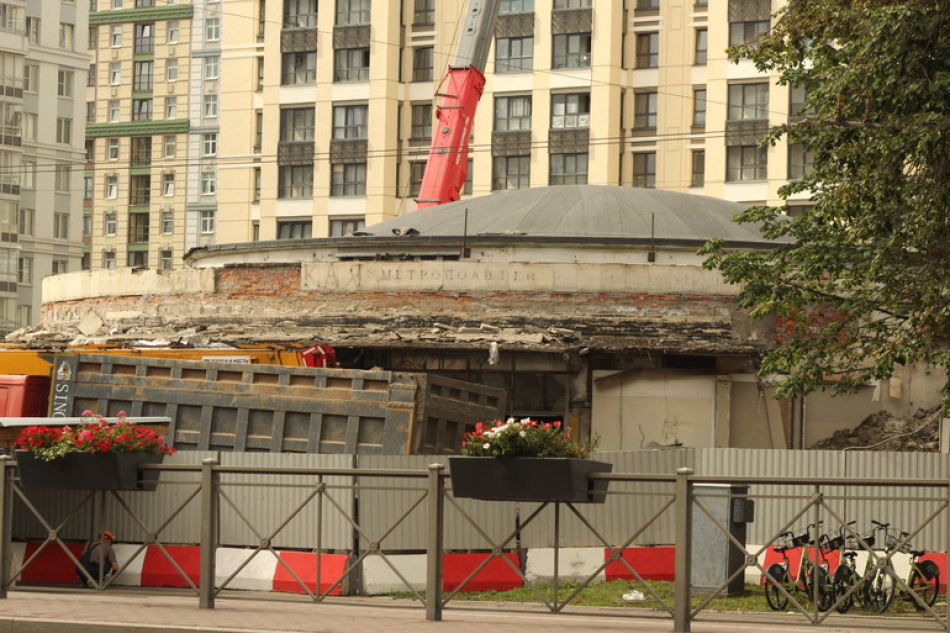 На заборе у метро Фрунзенская появилось загадочное извинение для жителей