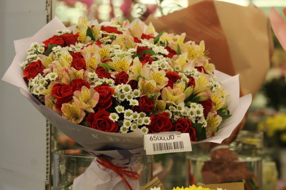 Петербуржцев предупредили о новой схеме мошенников с фейковой доставкой цветов