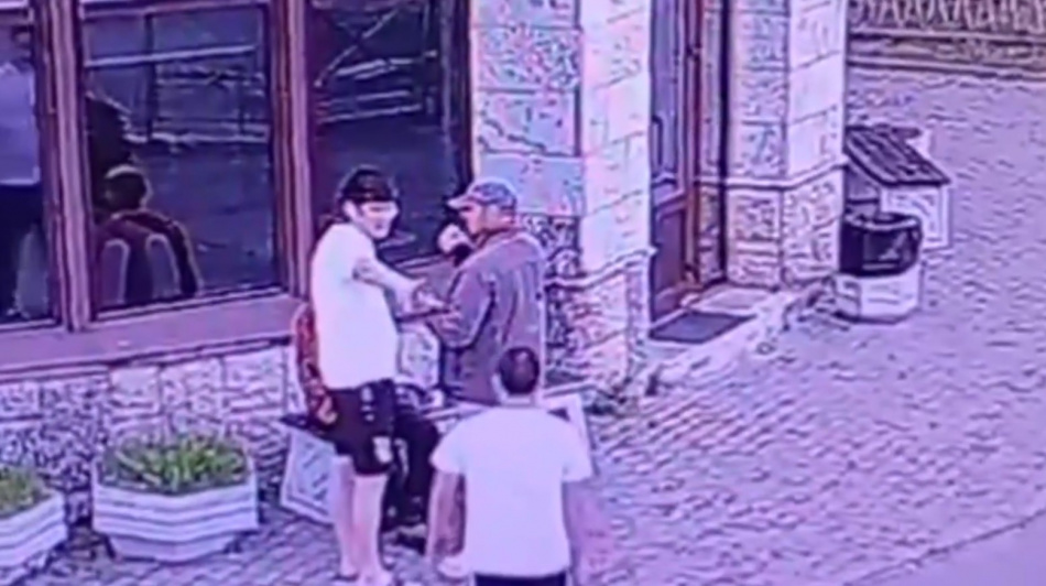 В Ломоносове пьяный мужчина из мести напал с ножом на случайного прохожего