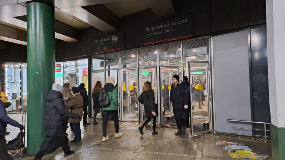 Утром пассажиры не могли попасть на станцию метро Ладожская